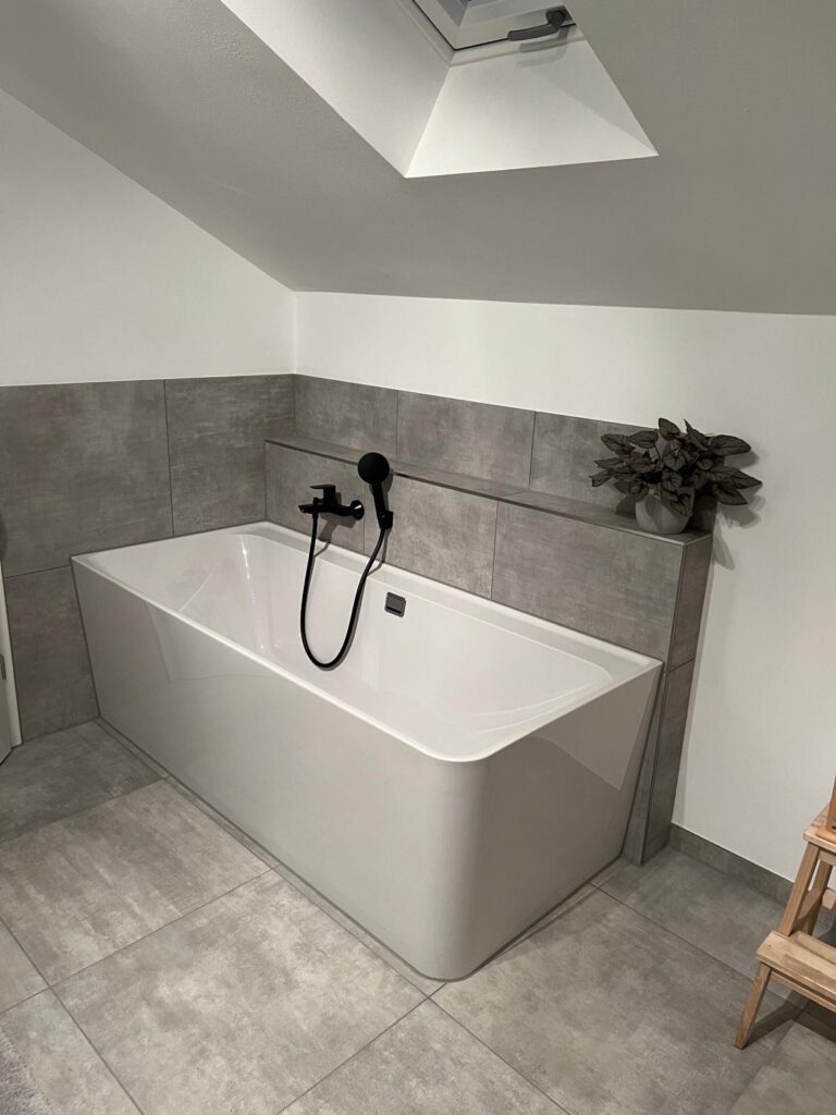 Gross-Fliesen-Badewanne-Großformatfliesen